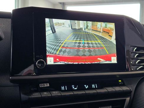 Used 2025 Toyota Camry SE image 31