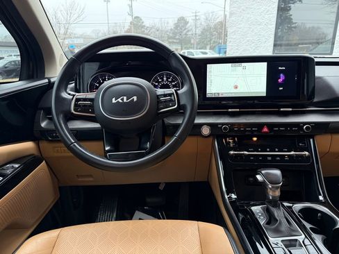 Used 2023 Kia Carnival EX image 12