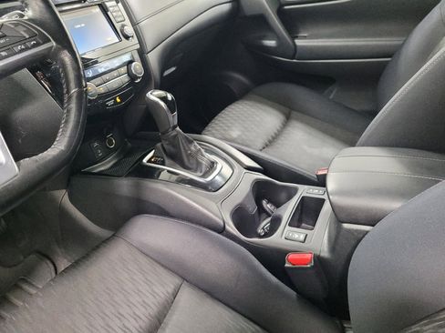 Used 2017 Nissan Rogue SV w/ Sun & Sound Touring Package AWD/4WD image 26