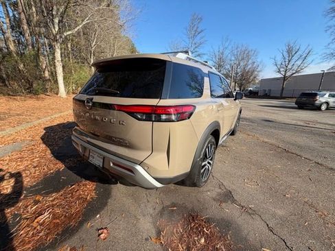 Used 2024 Nissan Pathfinder Platinum image 18