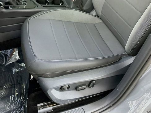 Used 2024 Volkswagen Taos SE w/ Panoramic Sunroof Package FWD image 26