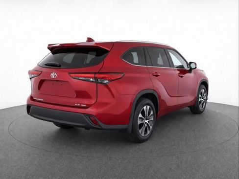 Used 2020 Toyota Highlander XLE AWD/4WD image 4