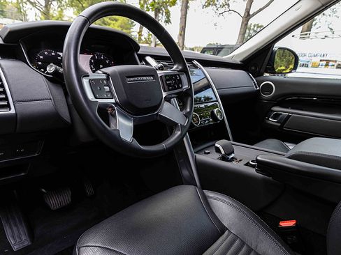 Used 2024 Land Rover Discovery S image 7