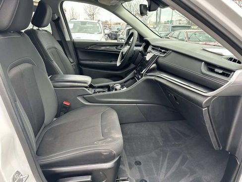 Used 2023 Jeep Grand Cherokee Laredo image 9