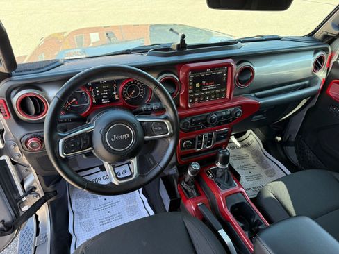 Used 2018 Jeep Wrangler Unlimited Sahara w/ Dual Top Group AWD/4WD image 11