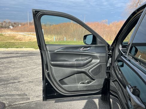 Used 2024 Jeep Grand Cherokee Altitude image 11