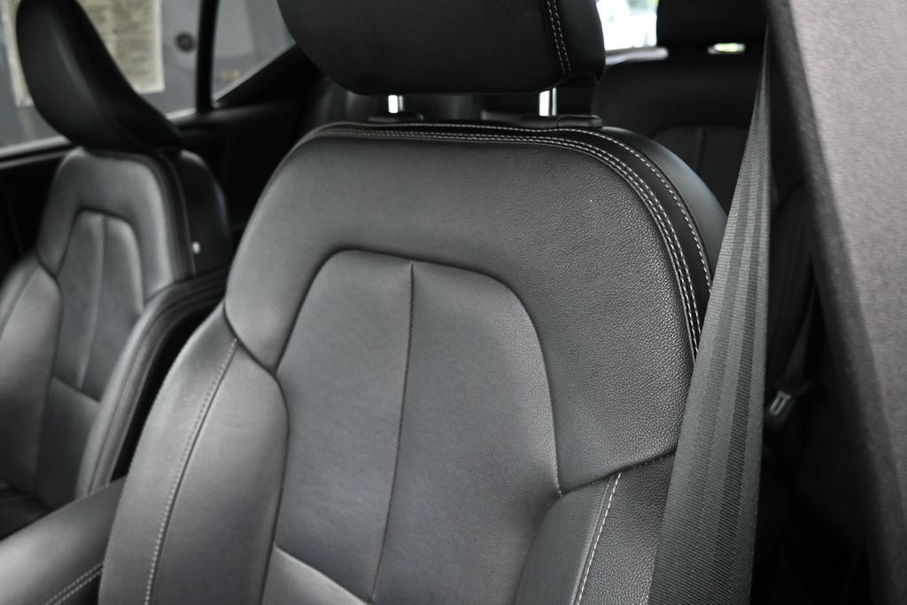 Used 2024 Volvo XC40 B5 Core AWD/4WD image 17