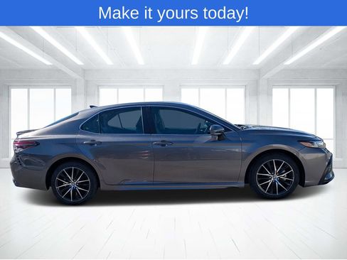 Used 2024 Toyota Camry SE image 2