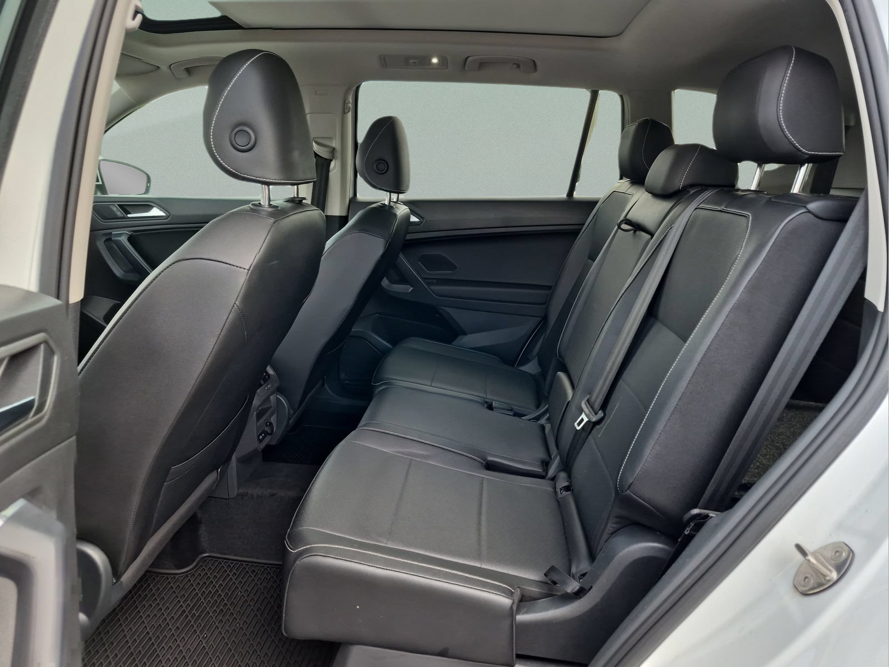 Used 2021 Volkswagen Tiguan SE w/ Panoramic Sunroof Package FWD image 17