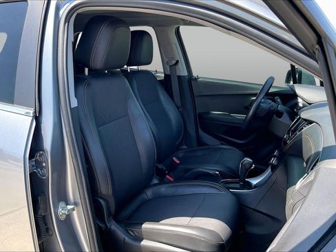 Used 2020 Chevrolet Trax LT w/ Driver Confidence Package FWD image 9
