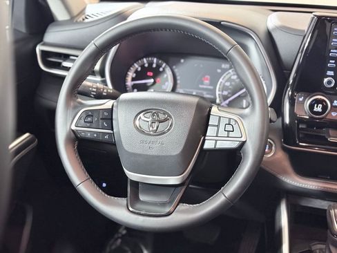 Used 2022 Toyota Highlander XLE AWD/4WD image 12