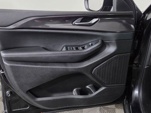 Used 2023 Jeep Grand Cherokee Laredo image 12