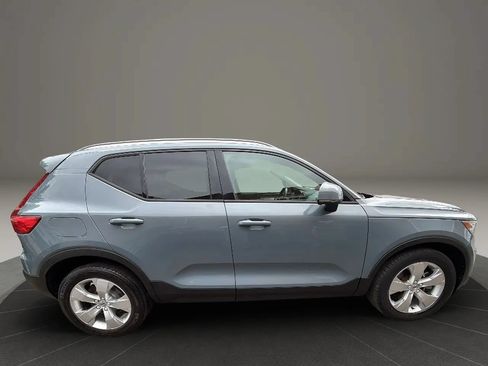 Used 2021 Volvo XC40 T4 Momentum FWD image 4