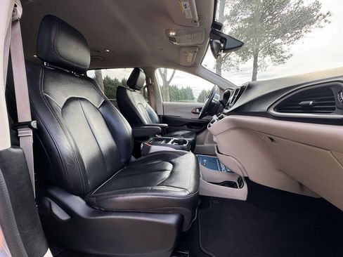 Used 2017 Chrysler Pacifica Touring-L image 16