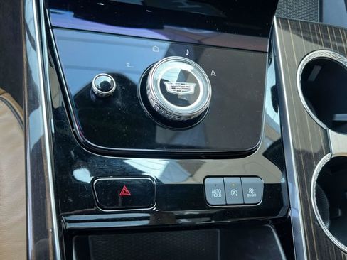 Used 2025 Cadillac Escalade Premium Luxury AWD/4WD image 33