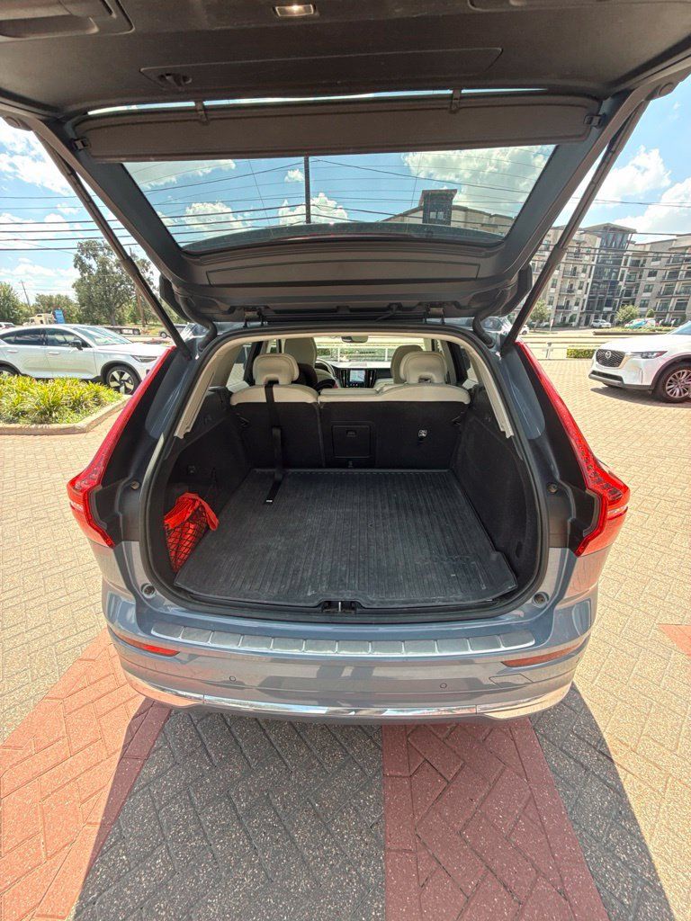 Used 2023 Volvo XC60 B5 Ultimate w/ Protection Package Premier AWD/4WD image 12