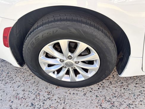 Used 2018 Chrysler Pacifica Touring-L image 40