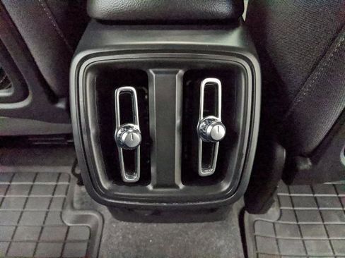 Used 2024 Volvo XC40 B5 Core image 13