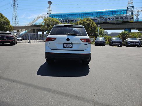 Used 2023 Volkswagen Tiguan SE w/ Panoramic Sunroof Package AWD/4WD image 6