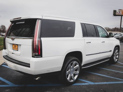 Used 2016 Cadillac Escalade ESV Luxury image 36