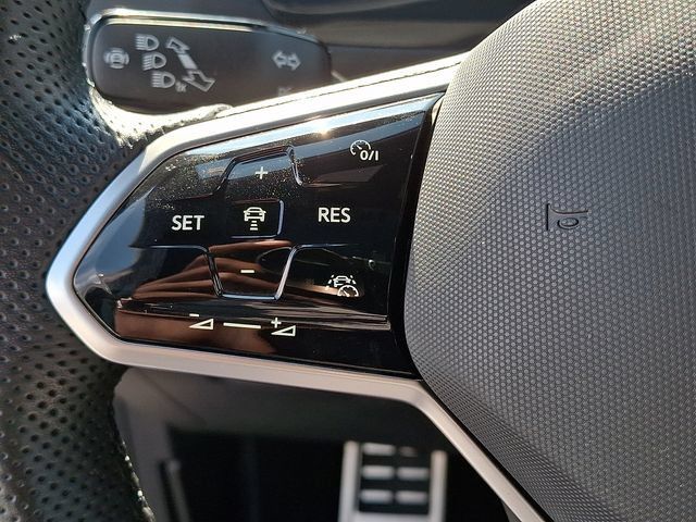 Used 2024 Volkswagen Tiguan SE R-Line FWD image 18