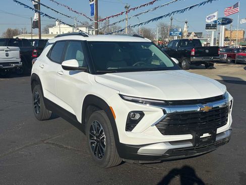 Used 2025 Chevrolet TrailBlazer LT w/ Driver Confidence Package image 3