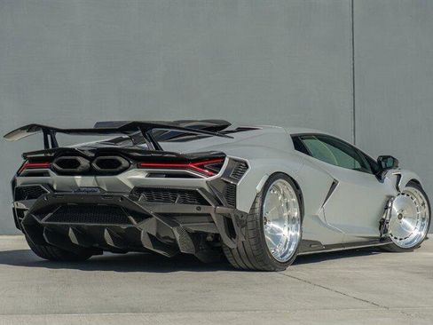 Used 2024 Lamborghini Revuelto image 10