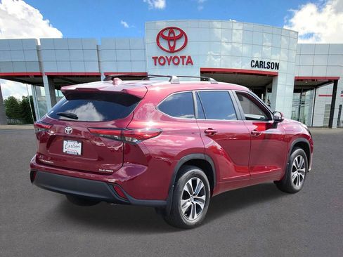 Used 2023 Toyota Highlander XLE AWD/4WD image 5