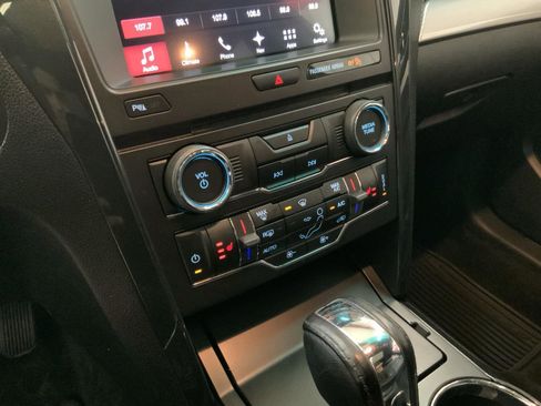 Used 2017 Ford Explorer XLT w/ Equipment Group 202A AWD/4WD image 26
