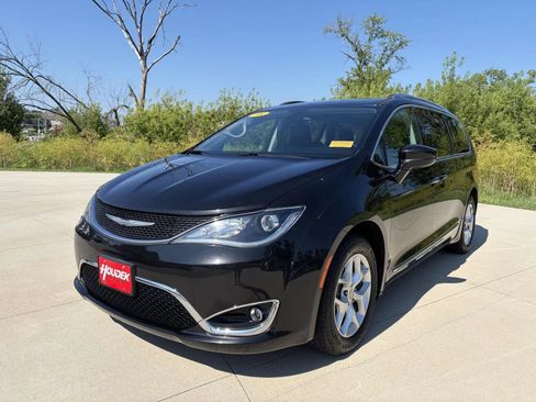 Used 2018 Chrysler Pacifica Touring-L w/ Tire & Wheel Group FWD image 3