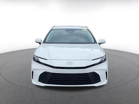 Used 2025 Toyota Camry LE image 3