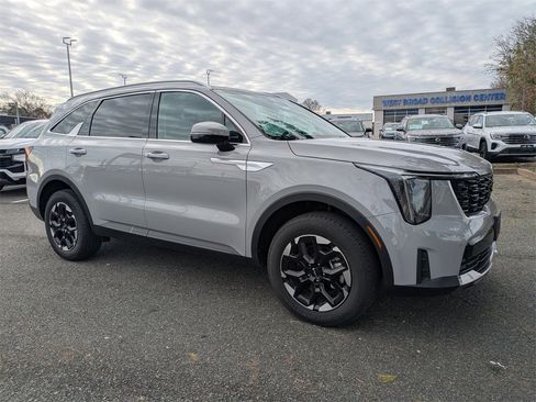 Used 2025 Kia Sorento S w/ Panoramic Sunroof Package image 2