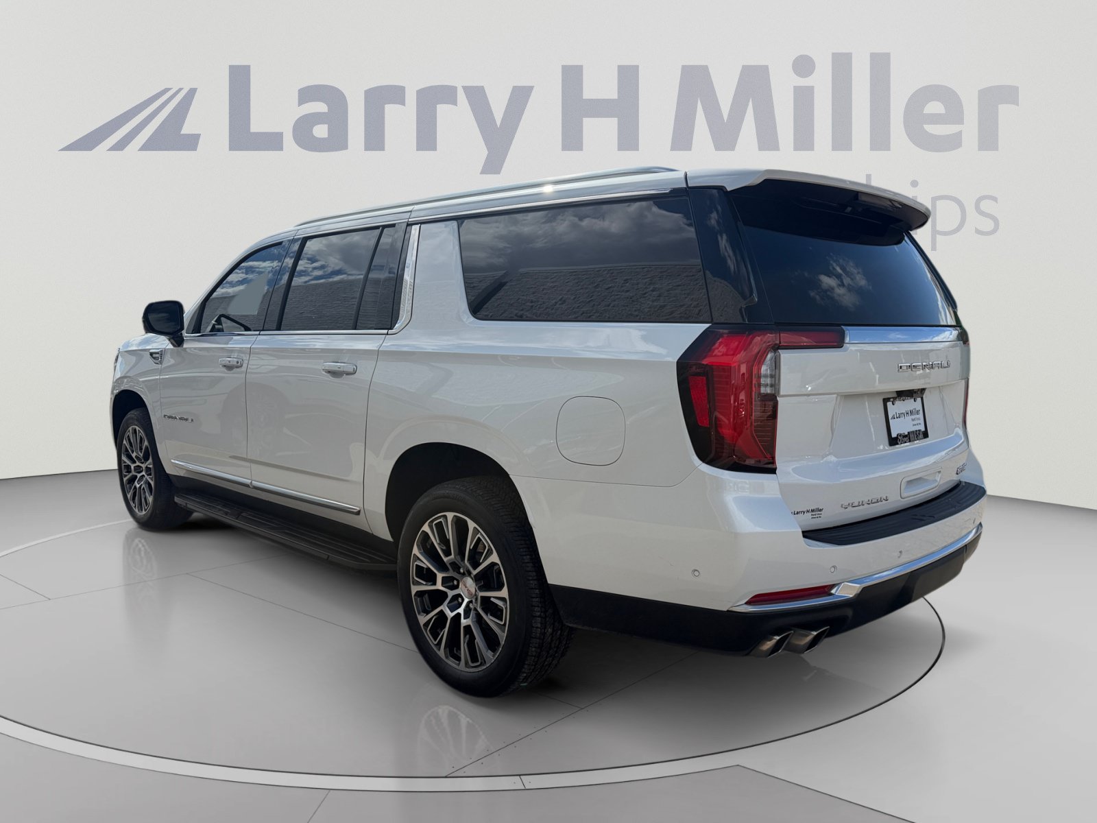 Used 2025 GMC Yukon XL Denali w/ Advanced Technology Package AWD/4WD image 3