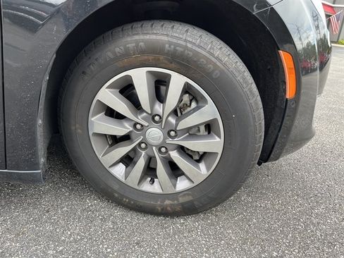 Used 2020 Chrysler Pacifica Touring-L Plus w/ Advanced Safetytec Group FWD image 5