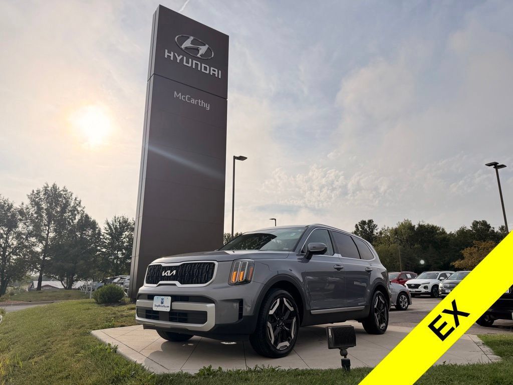 Used 2024 Kia Telluride EX w/ EX Captain's Chair Package FWD image 1