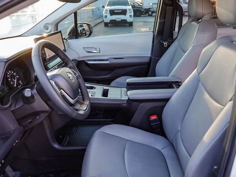Used 2026 Toyota Sienna XLE FWD image 21