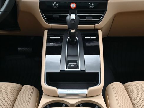 Used 2026 Porsche Macan AWD/4WD image 10