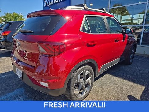 Used 2023 Hyundai Venue Limited FWD image 4