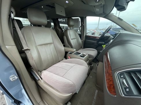 Used 2013 Chrysler Town & Country Touring image 29