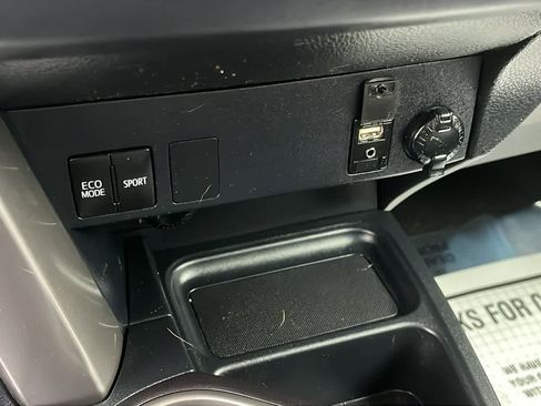 Used 2018 Toyota RAV4 LE image 21