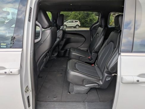 Used 2025 Chrysler Pacifica Select image 19