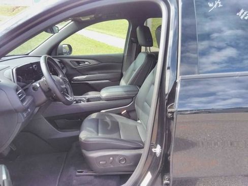 Used 2025 Chevrolet Traverse LT AWD/4WD image 3