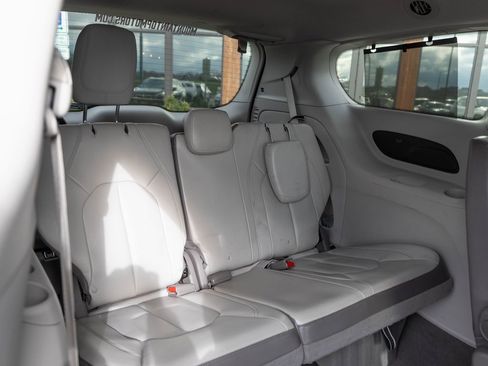 Used 2019 Chrysler Pacifica Touring-L w/ Advanced Safetytec Group image 33