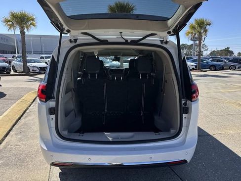 Used 2024 Chrysler Pacifica Touring-L image 6