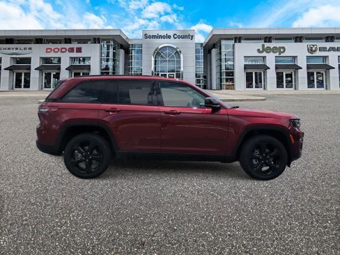 Certified 2023 Jeep Grand Cherokee Limited w/ Luxury Tech Group II AWD/4WD image 9