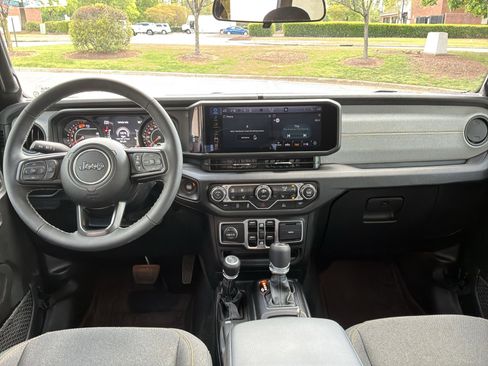 Used 2025 Jeep Wrangler Sport S image 28