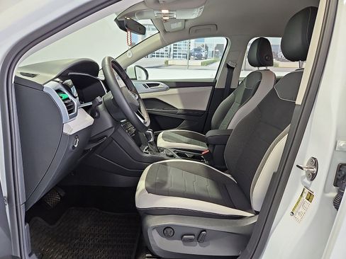 Certified 2025 Volkswagen Taos SE AWD/4WD image 16