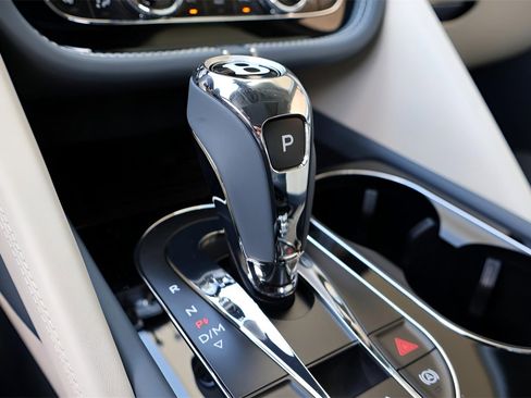 New 2025 Bentley Bentayga Azure V8 image 31