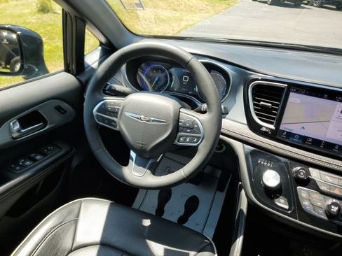 Used 2026 Chrysler Pacifica Limited FWD image 18