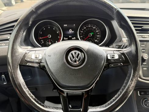 Used 2018 Volkswagen Tiguan SE w/ 18" Alloy Wheels Package FWD image 12